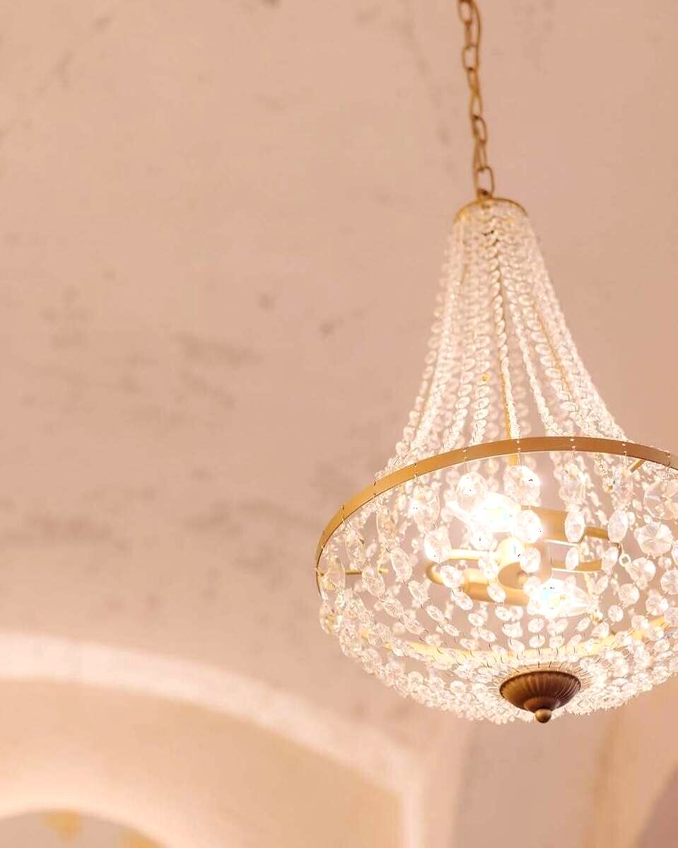 Candelabru de cristal atârnat deasupra vitrinei