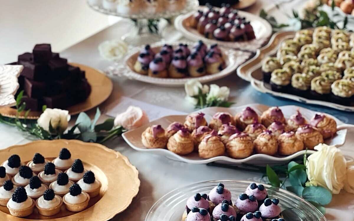 Candy bar cu deserturi mici la pahar și tarte cu fructe, decorat cu lalele