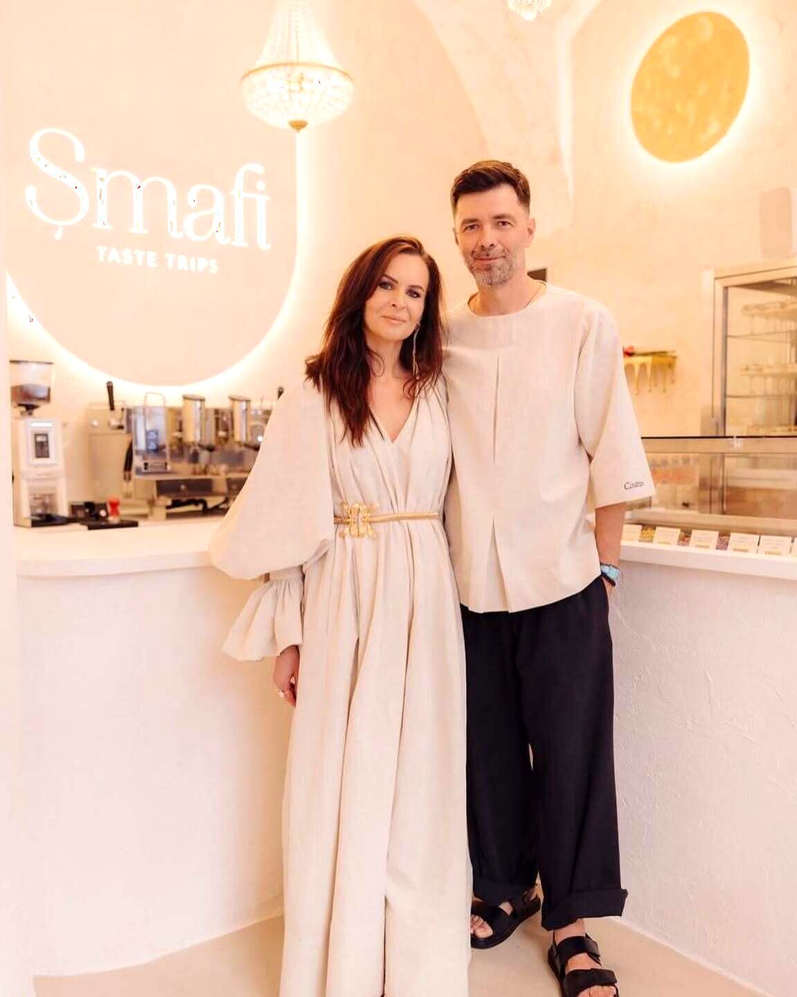 Cei doi fondatori Șmafi, în fața tejghelei din noul cake shop