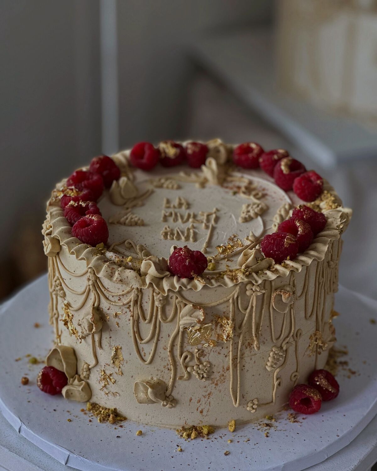 Tort Pistache & Raspberry, cu cremă de fistic, zmeură proaspătă și dantelă de cremă