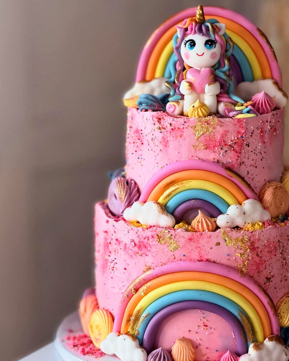 Tort pentru copii pe două etaje, roz, cu curcubeu și un unicorn modelat