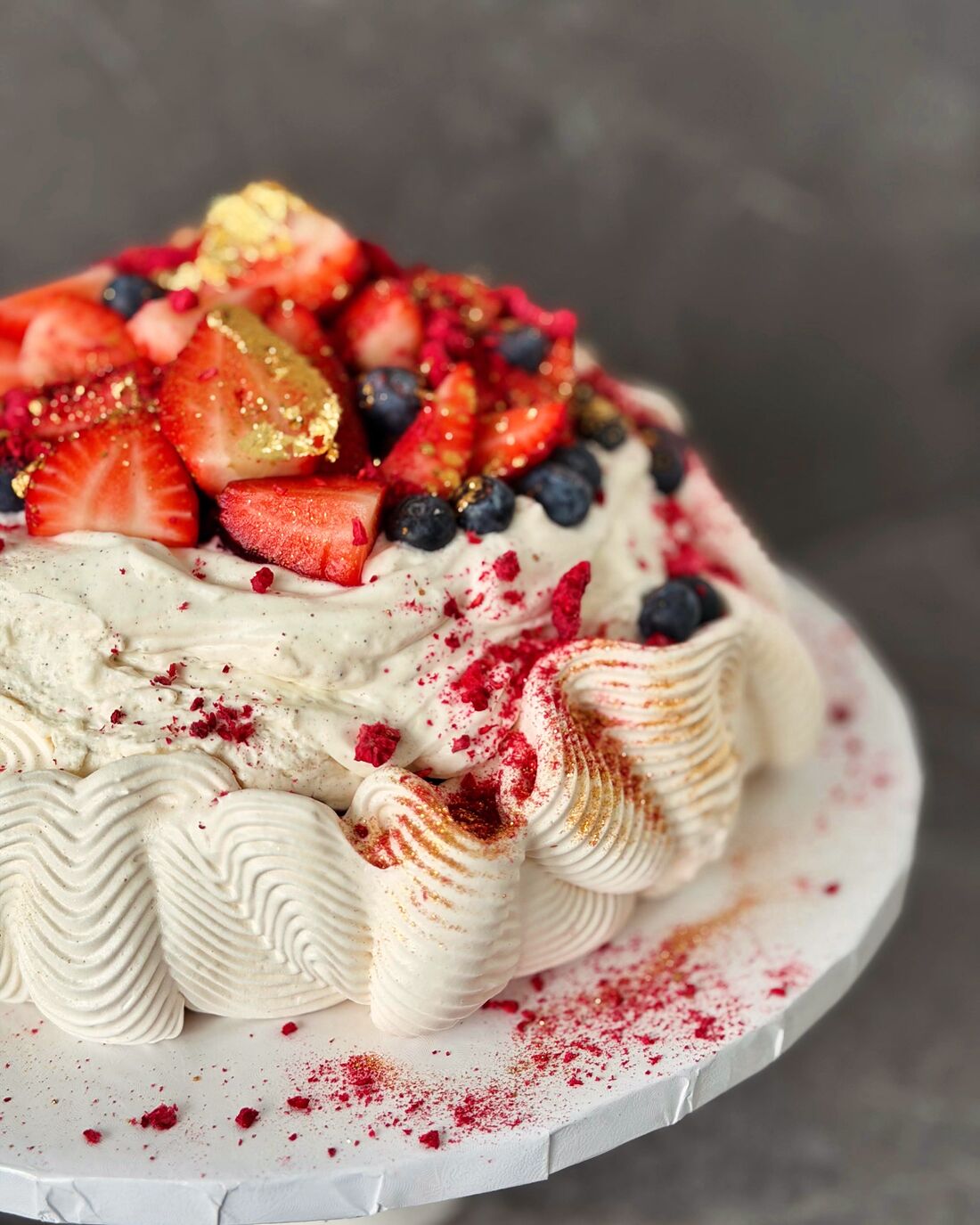 Pavlova cu bezea, frișcă, căpșune, afine și foiță de aur