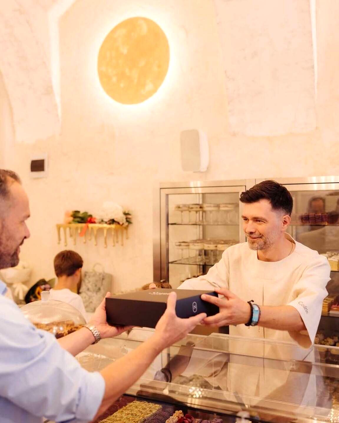 Doi bărbați la tejgheaua cake shop-ului, în ziua deschiderii