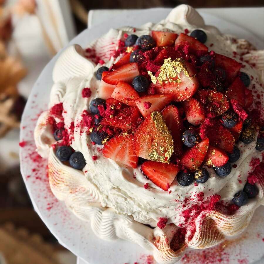 Pavlova cu bezea, frișcă, căpșune și afine